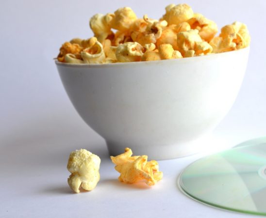 Zo kan je zelf zoete popcorn maken