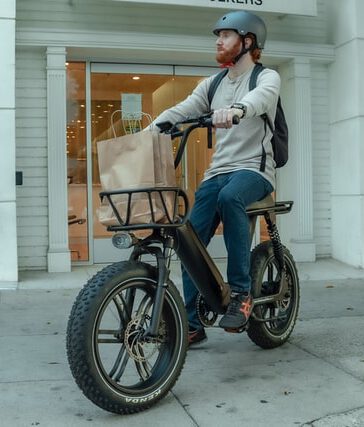 Een elektrische fiets met trapondersteuning