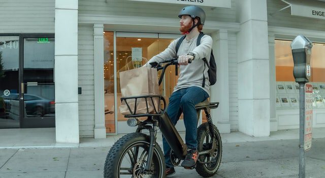 Een elektrische fiets met trapondersteuning