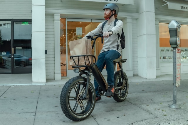 Een elektrische fiets met trapondersteuning