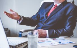 Mag je een werknemer bellen als die ziek is?